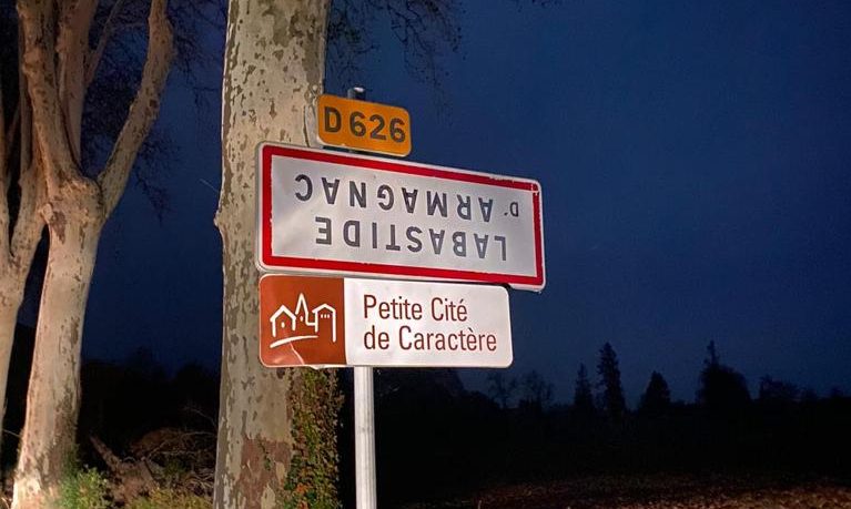 Panneau retourné à Labastide d'Armagnac, Landes.