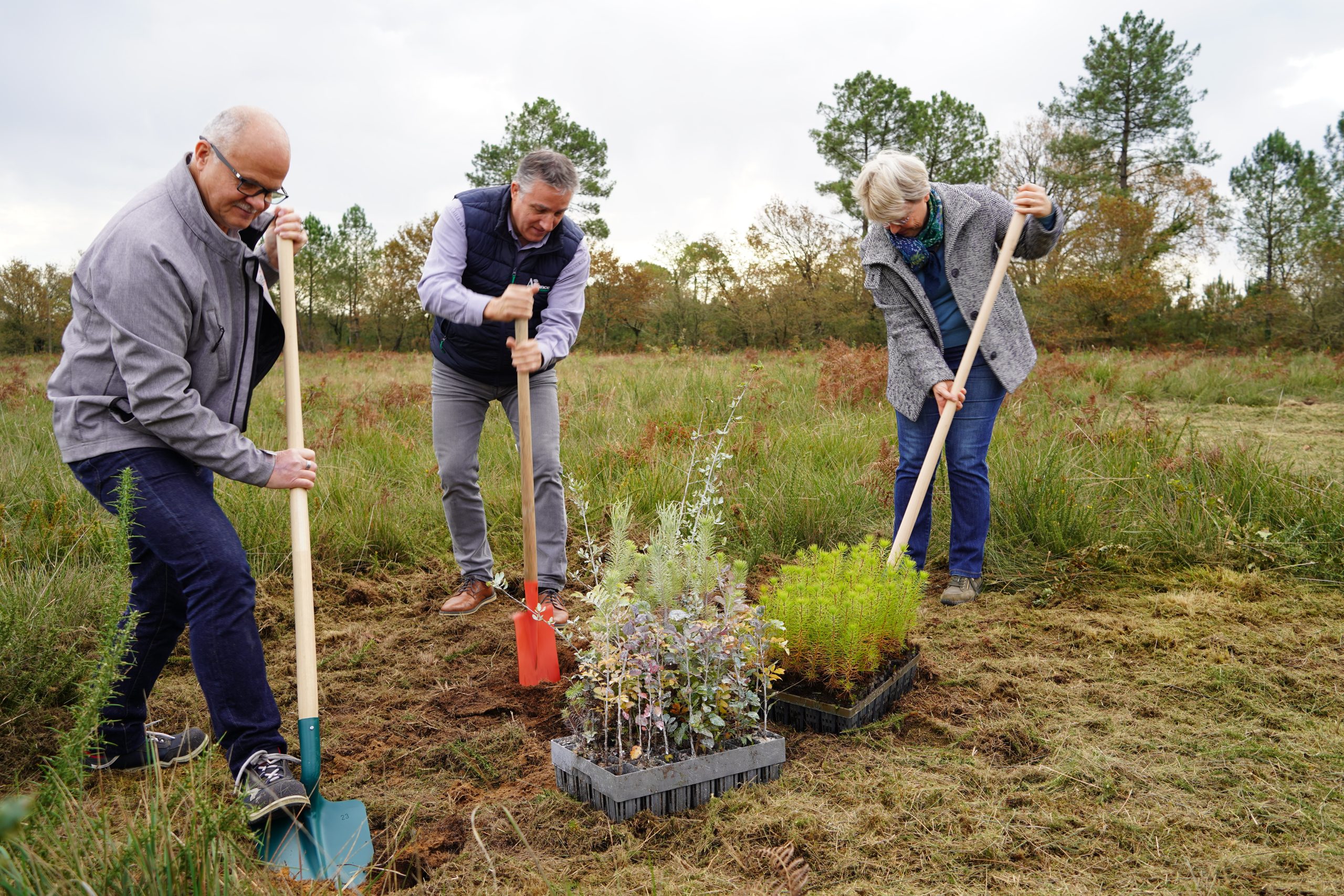 Christophe Bonno, directeur général de Maïsadour, Frédéric Laby, directeur territorial d'AFB et Dominique Degos, vice-présidente en charge de l’agriculture au Département (crédit : Maïsadour).