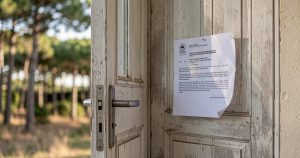 Expulsions locatives : la bombe à retardement sociale sous les pins