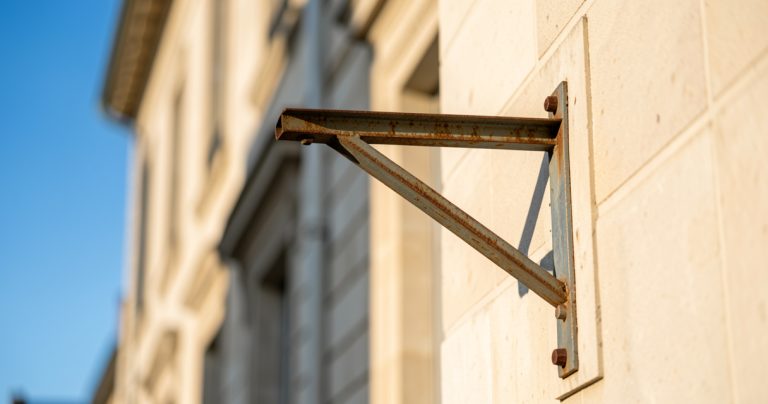 Drapeau européen retiré : le symbole qui cache la forêt des aides
